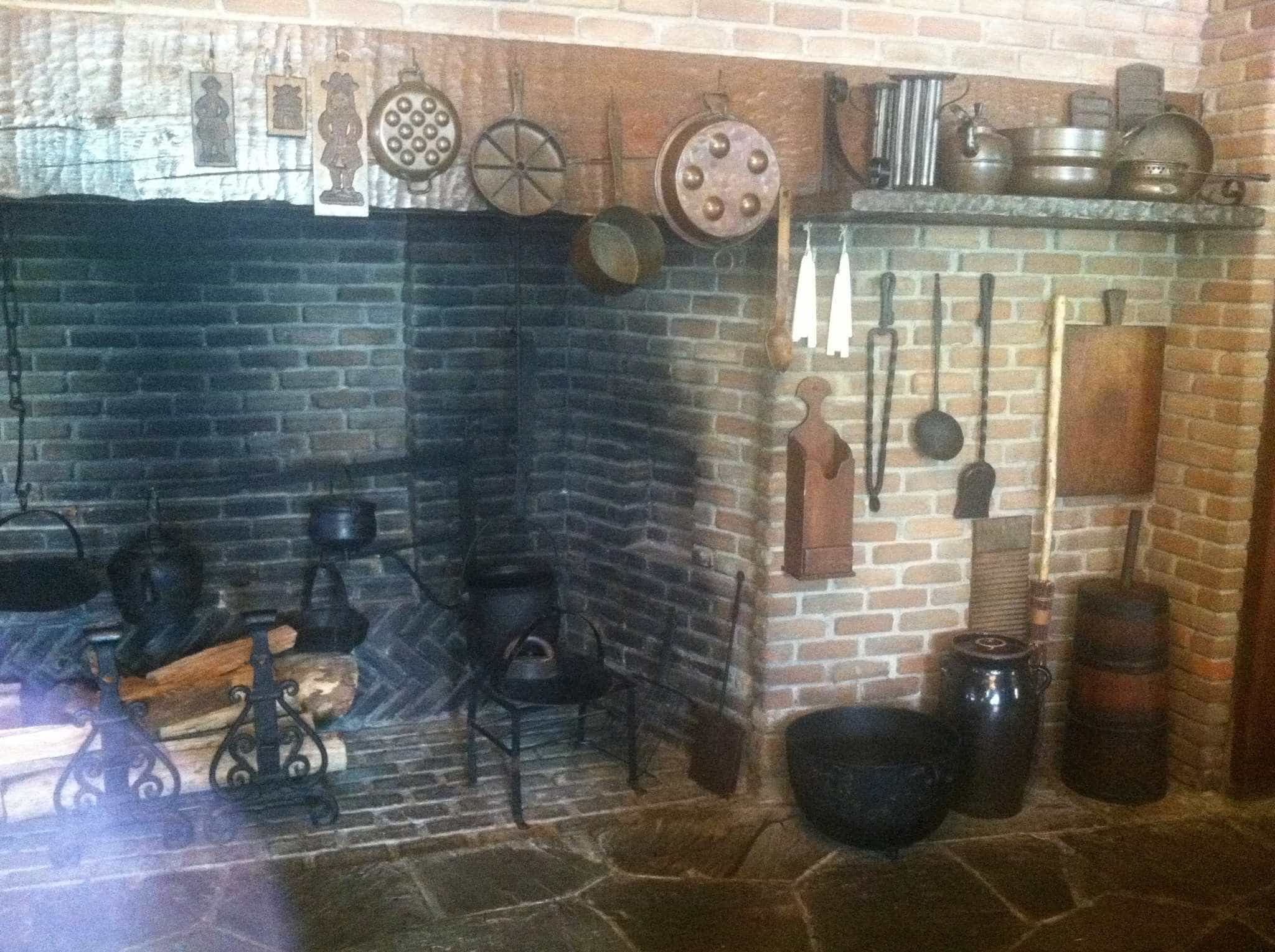 Exposed wood, brick, masonry, and staples from the Revolutionary Era contribute to the theme in the primary waiting area.