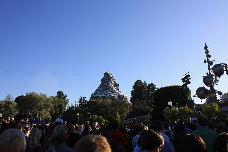 I decided to drop by because I realized I had never been to Disneyland during the opening rope drop, so I stopped by and waited with the crowds.