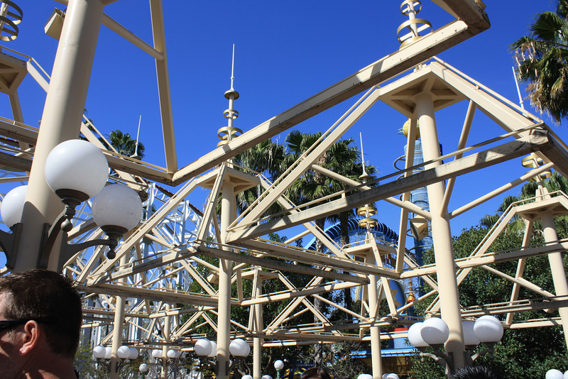 Cover removed from Que line.