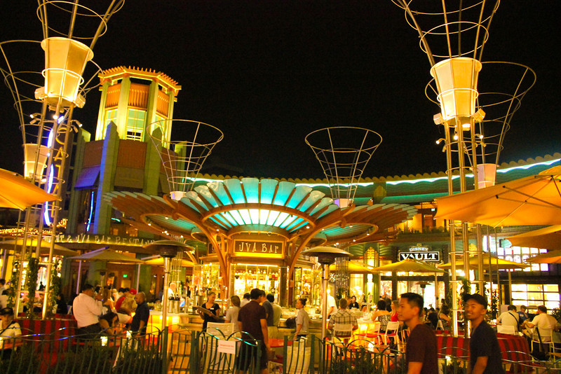 The UVA bar is even more alive at night.