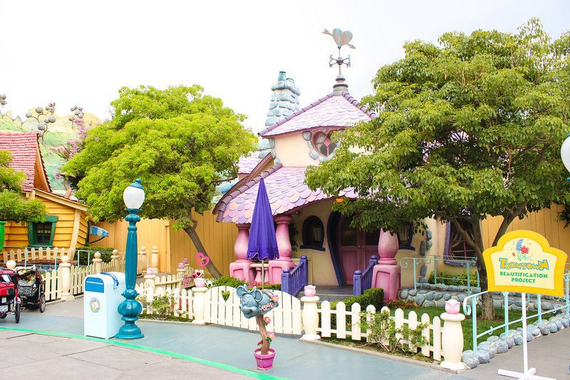 Minnie's House under refurbishment.  Mickey's is still open.
