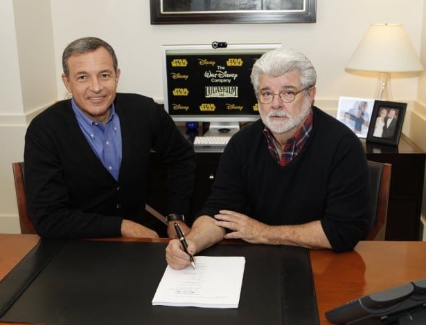 george-lucas-assina-contrato-em-que-passa-a-empresa-lucasfilms-para-a-disney-ao-lado-de-robert-iger-ceo-da-disney-em-burbank-na-california-301012-1351637255536_615x470
